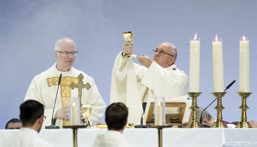 Charles Morerod et le pape François célébrant une messe à Genève, en 2018. / Keystone