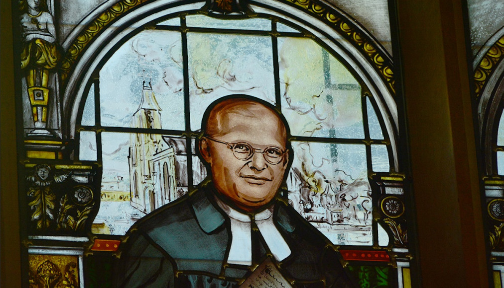 Vitrail de Dietrich Bonhoeffer dans l&#039;église Saint-Christoph à Wrocław, Pologne / / ©Tomasz Kmita-Skarsgård, CC BY-SA 4.0 Wikimedia Commons
