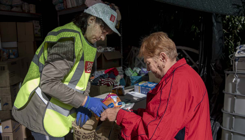 En septembre 2022, dans la région de Mikolaïv, proche du front, Galina (en vert) participe à la distribution de kits d’hygiène de l’EPER. En septembre 2022, dans la région de Mikolaïv, proche du front, Galina (en vert) participe à la distribution de kits d’hygiène de l’EPER. / Andràs D. Hajdù / EPER