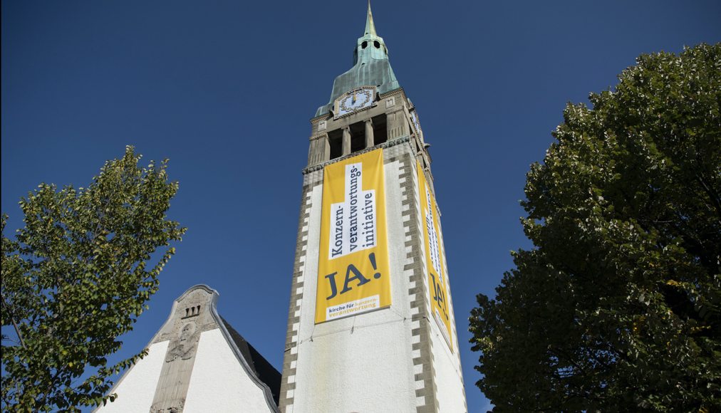 Les Eglises suisses se sont largement engagées dans la campagne en faveur de l'initiative pour des multinationales responsables. Les Eglises suisses se sont largement engagées dans la campagne en faveur de l'initiative pour des multinationales responsables. / Keystone / Peter Schneider