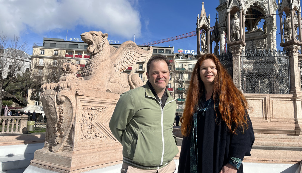 Alexandre Winter et Stéphanie-Aloysia Moretti devant le monument Brunswick à Genève. / ©Jessica Da Silva