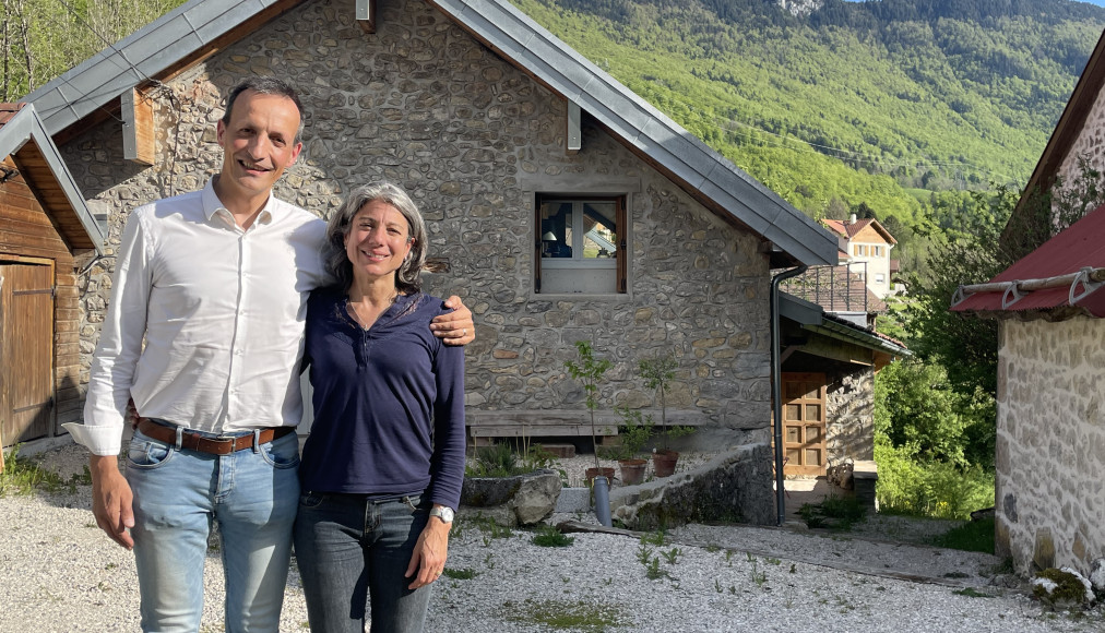 Séverine et Éric de Montalembert, devant leur maison d’accueil. Séverine et Éric de Montalembert, devant leur maison d’accueil. / ©Carole Pirker