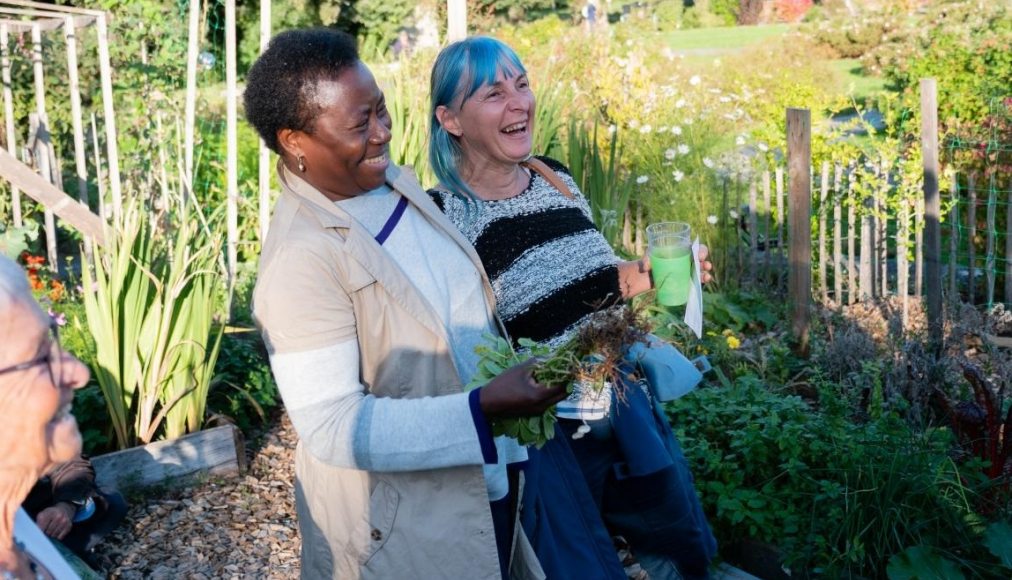 Genève, Catherine Neumann à droite et Virginie Nkaba, en octobre 2021 pendant la récolte des cacahouètes. Genève, Catherine Neumann à droite et Virginie Nkaba, en octobre 2021 pendant la récolte des cacahouètes. / © EPER / Reto Steffen