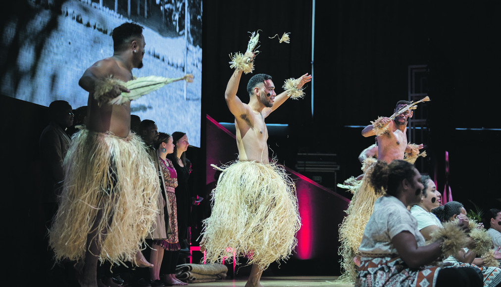 Danseurs d’une communauté du Pacifique. L’art, parce qu’il est vecteur de messages et de valeurs, peut aussi être un outil de mobilisation écologique Danseurs d’une communauté du Pacifique. L’art, parce qu’il est vecteur de messages et de valeurs, peut aussi être un outil de mobilisation écologique / © COE/Albin Hillert