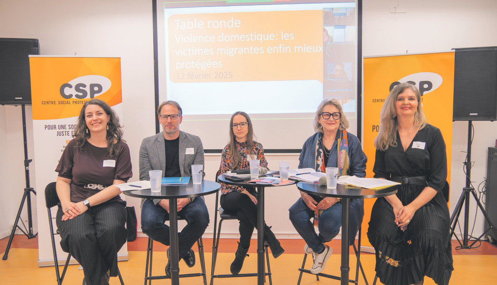 De gauche à droite, la conseillère nationale Léonore Porchet, Philippe Bigler, la journaliste Sophie Dupont, Marie-Claude Hofner et Chloé Maire, travailleuse sociale à la Fraternité du CSP Vaud. De gauche à droite, la conseillère nationale Léonore Porchet, Philippe Bigler, la journaliste Sophie Dupont, Marie-Claude Hofner et Chloé Maire, travailleuse sociale à la Fraternité du CSP Vaud. / ©CSP Vaud
