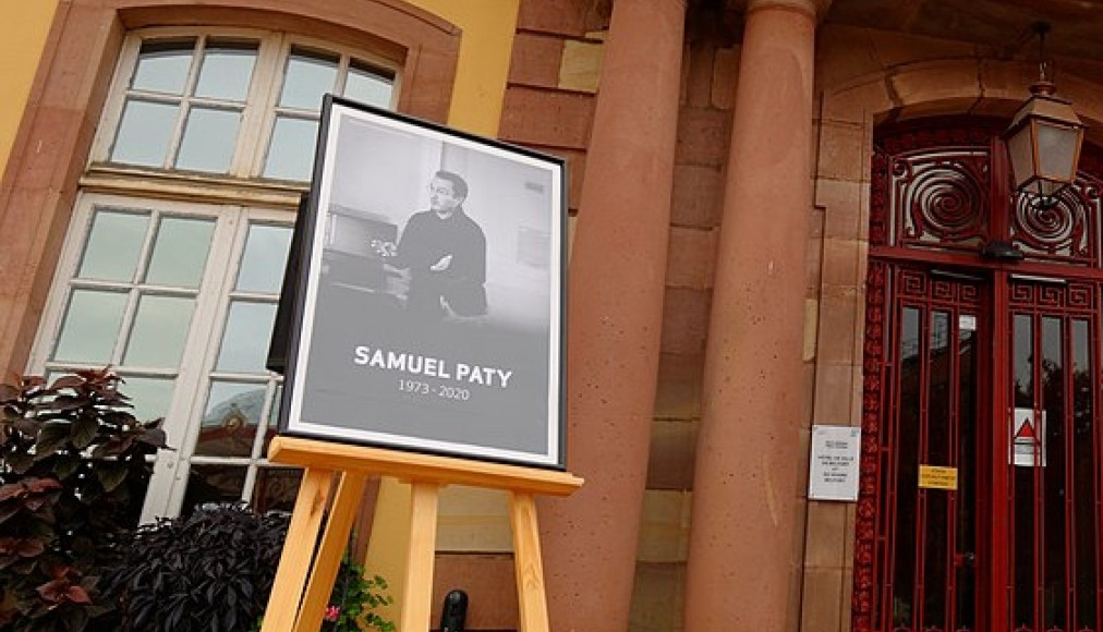 Cérémonie d'hommage au professeur Samuel Paty, le 21 octobre 2020, devant l'Hôtel de Ville de Belfort. Cérémonie d'hommage au professeur Samuel Paty, le 21 octobre 2020, devant l'Hôtel de Ville de Belfort. / ©Thomas Bresson, CC BY 4.0 Wikimedia Commons