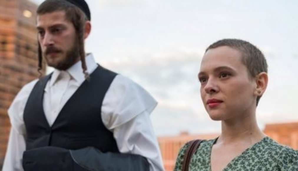 Shira Haas, alias Esther Shapiro, et son mari à Berlin Shira Haas, alias Esther Shapiro, et son mari à Berlin / ©Netflix