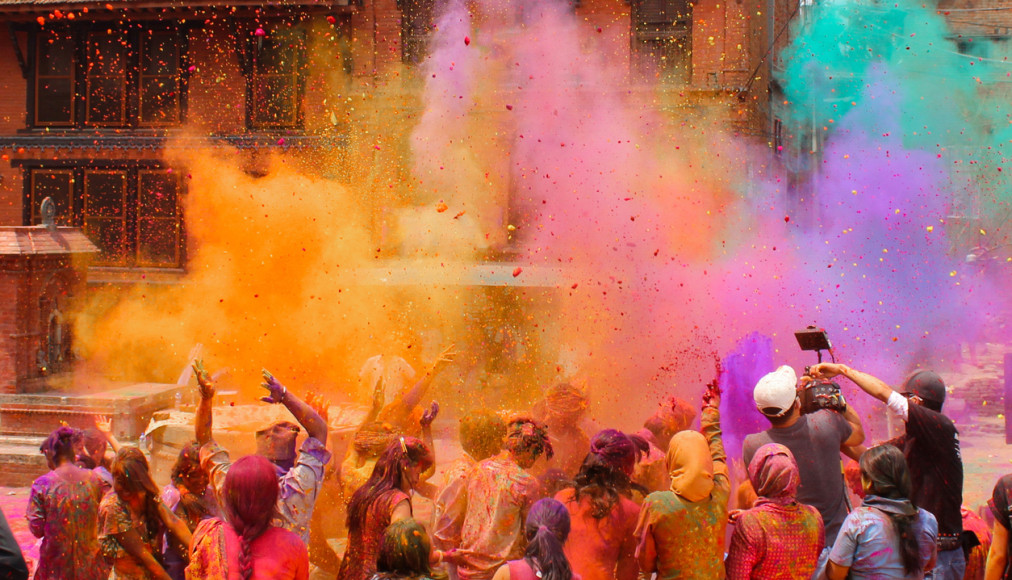 Durant Holi, les jeunes et les adultes se jettent des pigments. Ils finissent recouverts de couleurs vives réputées bénéfiques. Durant Holi, les jeunes et les adultes se jettent des pigments. Ils finissent recouverts de couleurs vives réputées bénéfiques. / ©iStock/Kristin Ruhs