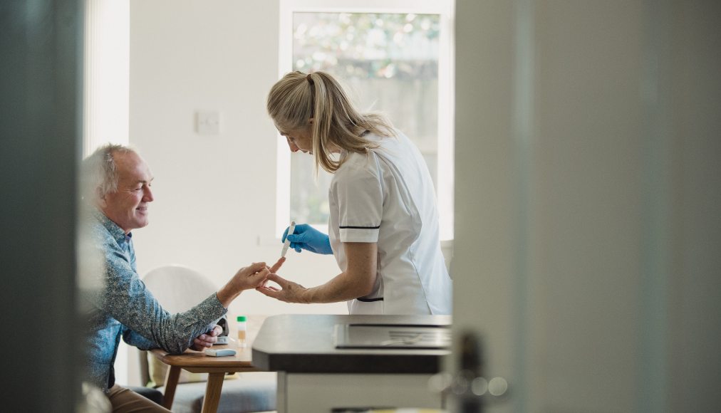 En Suisse, la majorité des personnes de 90 ans vivent à domicile, la moitié d’entre elles sans aide des soins à domicile. En Suisse, la majorité des personnes de 90 ans vivent à domicile, la moitié d’entre elles sans aide des soins à domicile. / © iStock/ DGLimages