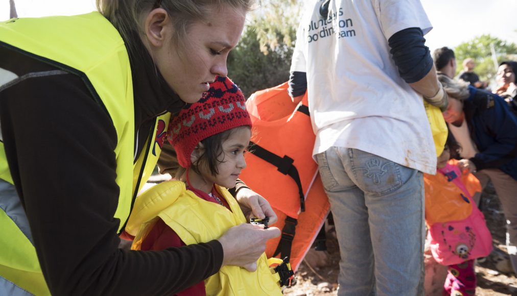 Octobre 2015, Lesbos: une bénévole norvégienne aide une petite fille à retirer son gilet de sauvetage après qu'elle a parcouru 10 kilomètres en haute mer sur un canot de fortune. Octobre 2015, Lesbos: une bénévole norvégienne aide une petite fille à retirer son gilet de sauvetage après qu'elle a parcouru 10 kilomètres en haute mer sur un canot de fortune. / IStock