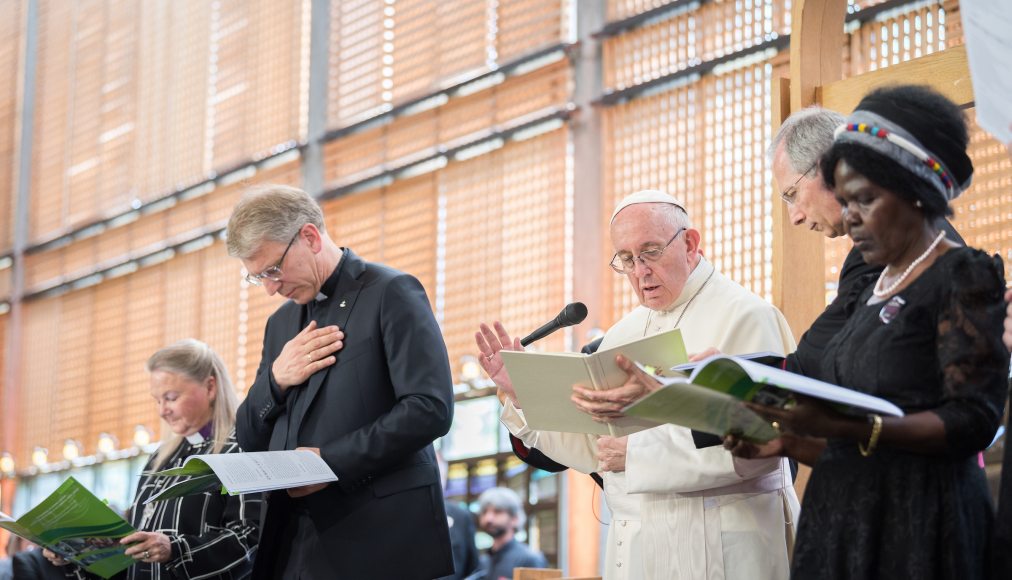 Le pape François donne sa bénédiction lors du service œcuménique, accompagné des responsables du COE. Photo: Albin Hillert/COE Le pape François donne sa bénédiction lors du service œcuménique, accompagné des responsables du COE. Photo: Albin Hillert/COE / Le pape François donne sa bénédiction lors du service œcuménique, accompagné des responsables du COE. Photo: Albin Hillert/COE