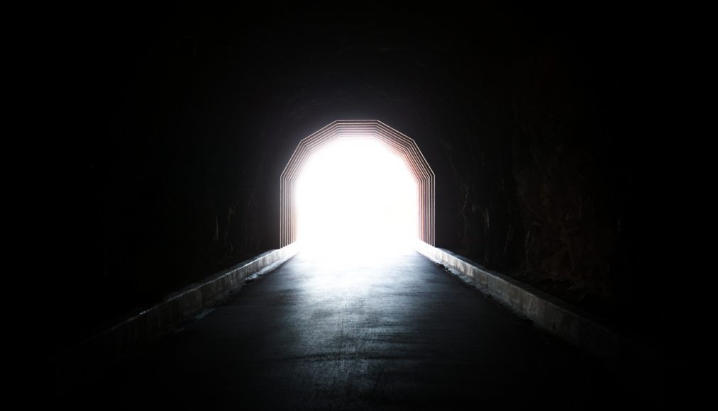 Le tunnel et la lumière font partie de nombreux récits d'expérience de mort imminente. © iStock/ImageGeneration Le tunnel et la lumière font partie de nombreux récits d'expérience de mort imminente. © iStock/ImageGeneration / Le tunnel et la lumière font partie de nombreux récits d'expérience de mort imminente. © iStock/ImageGeneration