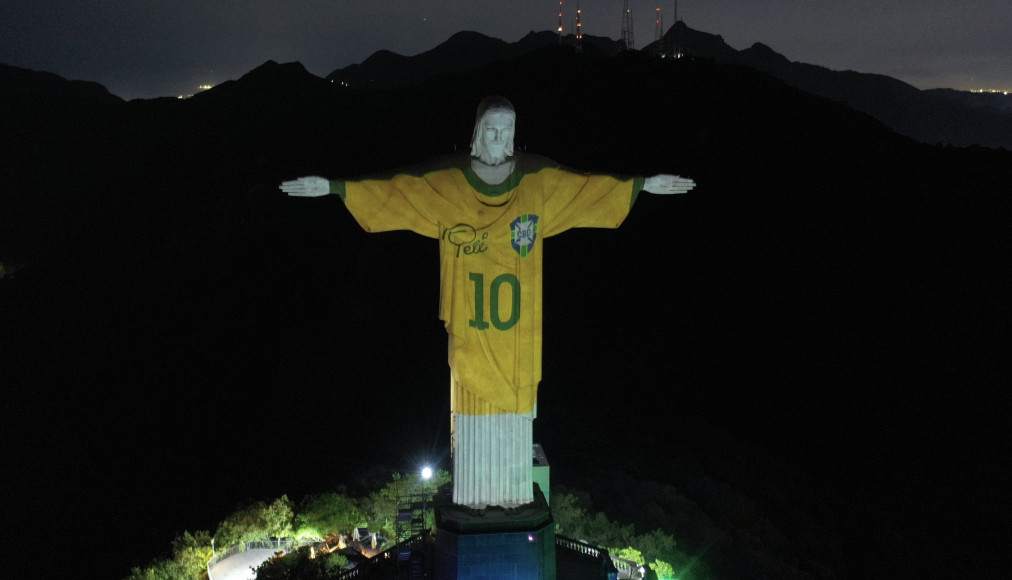 Le Christ rédempteur avec le maillot de Pelé, photo prise fin 2023 à Rio de Janeiro pour le premier anniversaire de la mort de la légende du football. / © AFP/Mauro Pimentel
