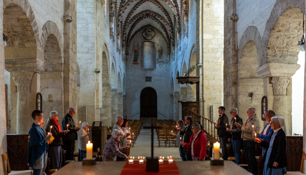 Les offices de la FPO se tiennent trois fois par jour du mardi au samedi dans le chœur de l’abbatiale et on y invite toujours les visiteurs de passage. © M. Gaudard