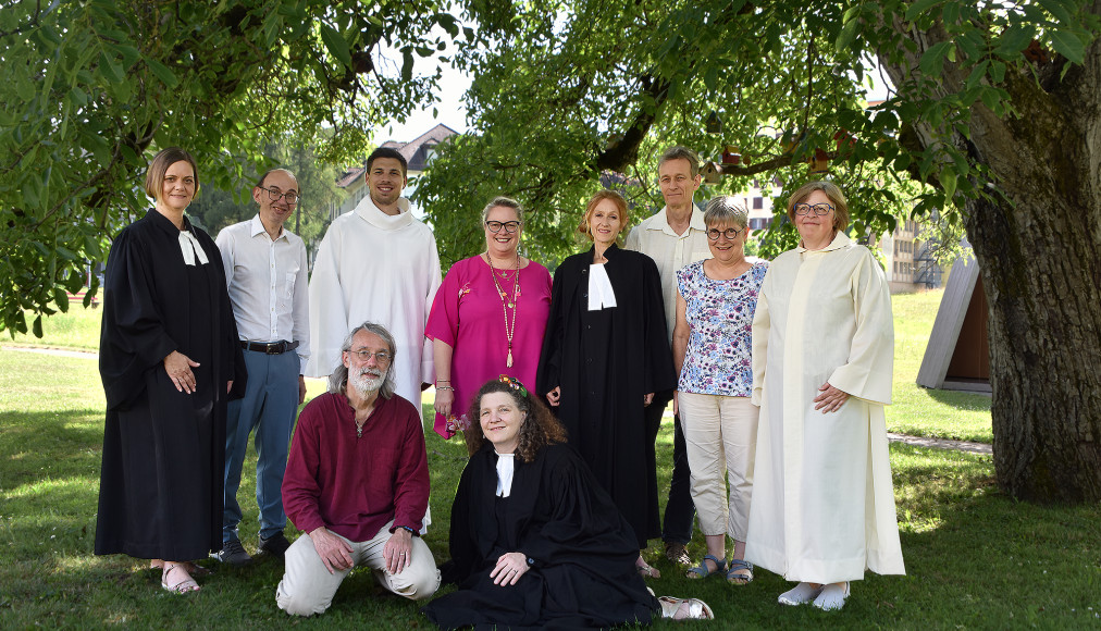 Les animateurs d'Eglise entourés des officiantes et des ministres nouvellement accueillis @EERV Les animateurs d'Eglise entourés des officiantes et des ministres nouvellement accueillis @EERV / Les animateurs d'Église entourés des officiantes et des ministres nouvellement accueillis @EERV