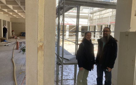 Deux paroissiens et leur nouvelle église reconstruite en taille XS. / ©Samuel Socquet