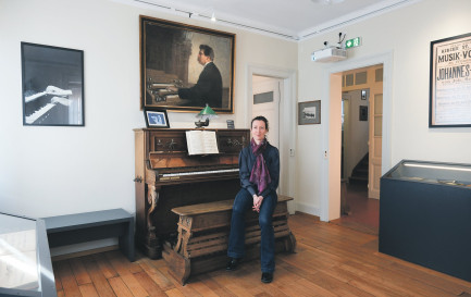 Au piano du théologien et musicien, la directrice de la Maison Albert Schweitzer contribue à transmettre son héritage. / © Elise Dottrens