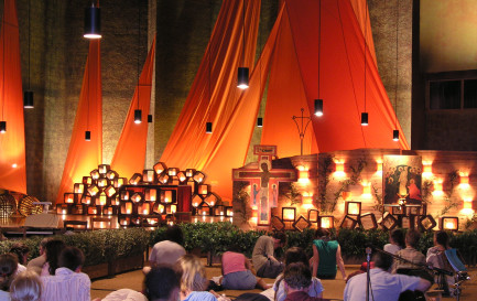 Prière dans l&#039;église de Taizé. © CC BY-SA 3.0/Damir Jelic/ Wikimedia commons / Prière dans l&#039;église de Taizé. © CC BY-SA 3.0/Damir Jelic/ Wikimedia commons