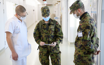 17 novembre 2020, des militaires de l&#039;armée suisse appelés en renfort aux HUG de Genève. / Keystone / Laurent Gilliéron