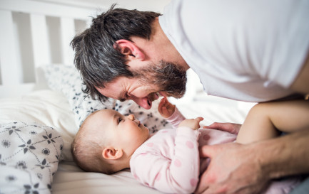 Les pères seront-ils bientôt autorisés à rester à la maison deux semaines après la naissance de leur enfant? La décision appartient désormais au peuple suisse, appelé à voter sur la question le 27 septembre prochain / IStock