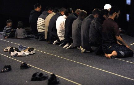 Des musulmans de Suisse prient lors de la conférence annuelle du Conseil Central Islamique Suisse, CCIS, ce samedi 19 février 2011 au Palais des Congrès de Bienne. / Keystone/Laurent Gilliéron